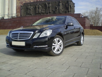 Mercedes E212 черный (AMG версия с панорамной крышей)