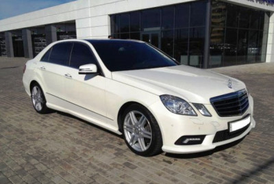Mercedes E212 Белый (AMG версия с панорамной крышей)
