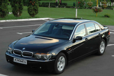 BMW 745i Черный