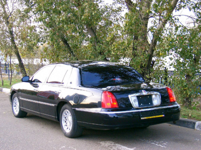 Lincoln Town Car белый, золотистый, черный