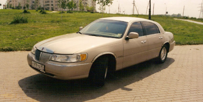 Lincoln Town Car белый, золотистый, черный