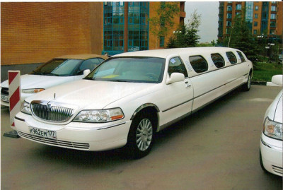 Lincoln Town Car Белый, черный, 13 мест