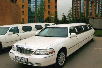  Lincoln Town Car Белый, черный