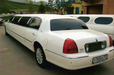  Lincoln Town Car Белый, черный